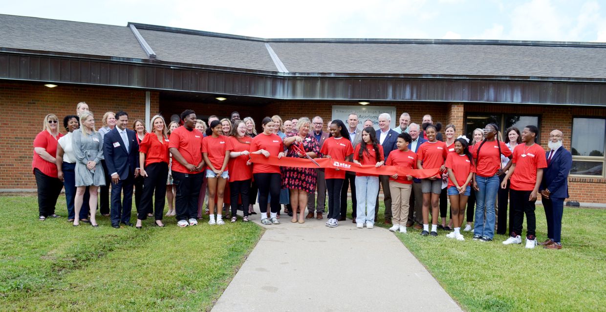 Sikeston R-6 School ribbon cutting